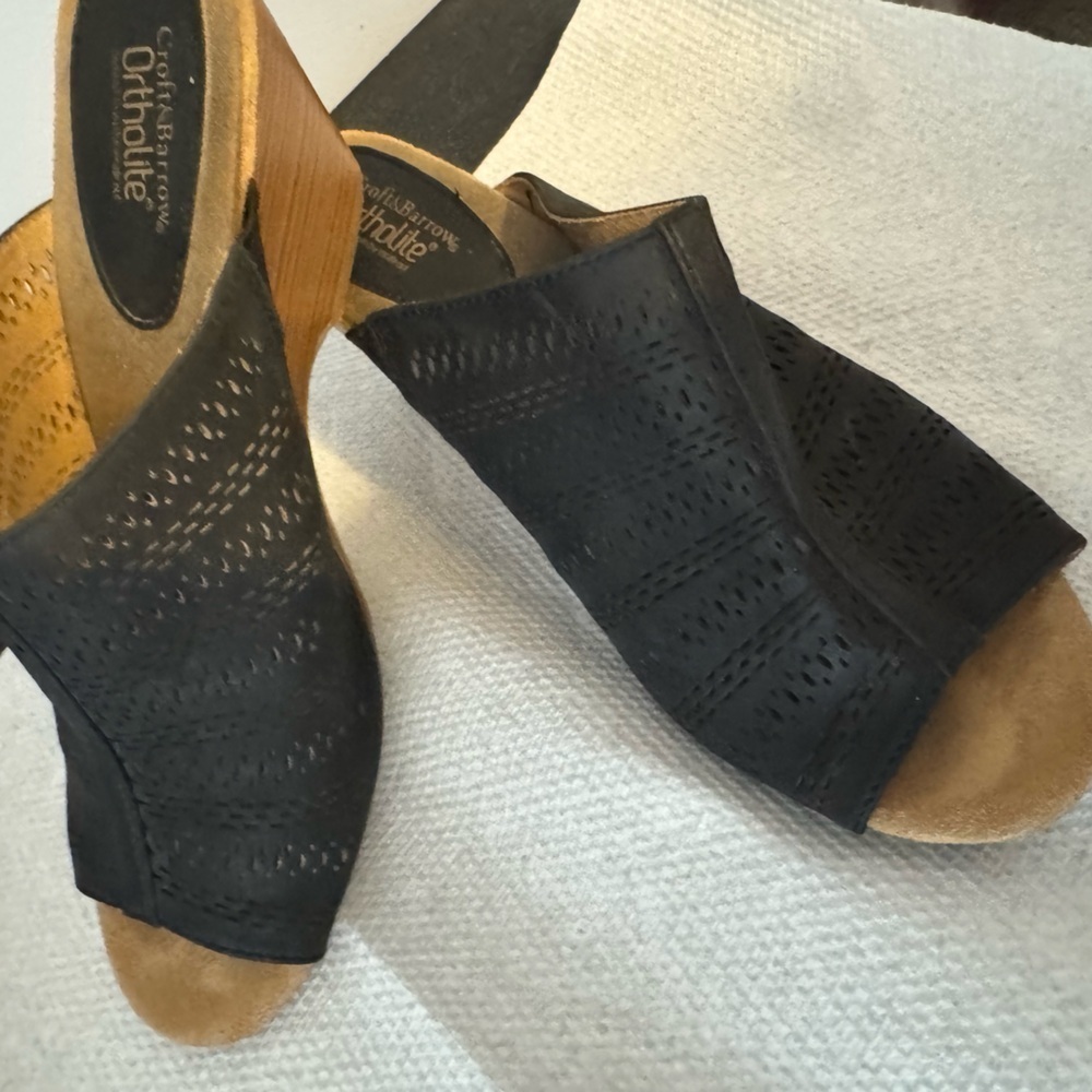 Super cute breathable summer low heel wedge sander. Versatile and timeless! 7. - Picture 1 of 8